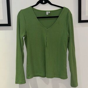Keyhole cutout ribbed sweater